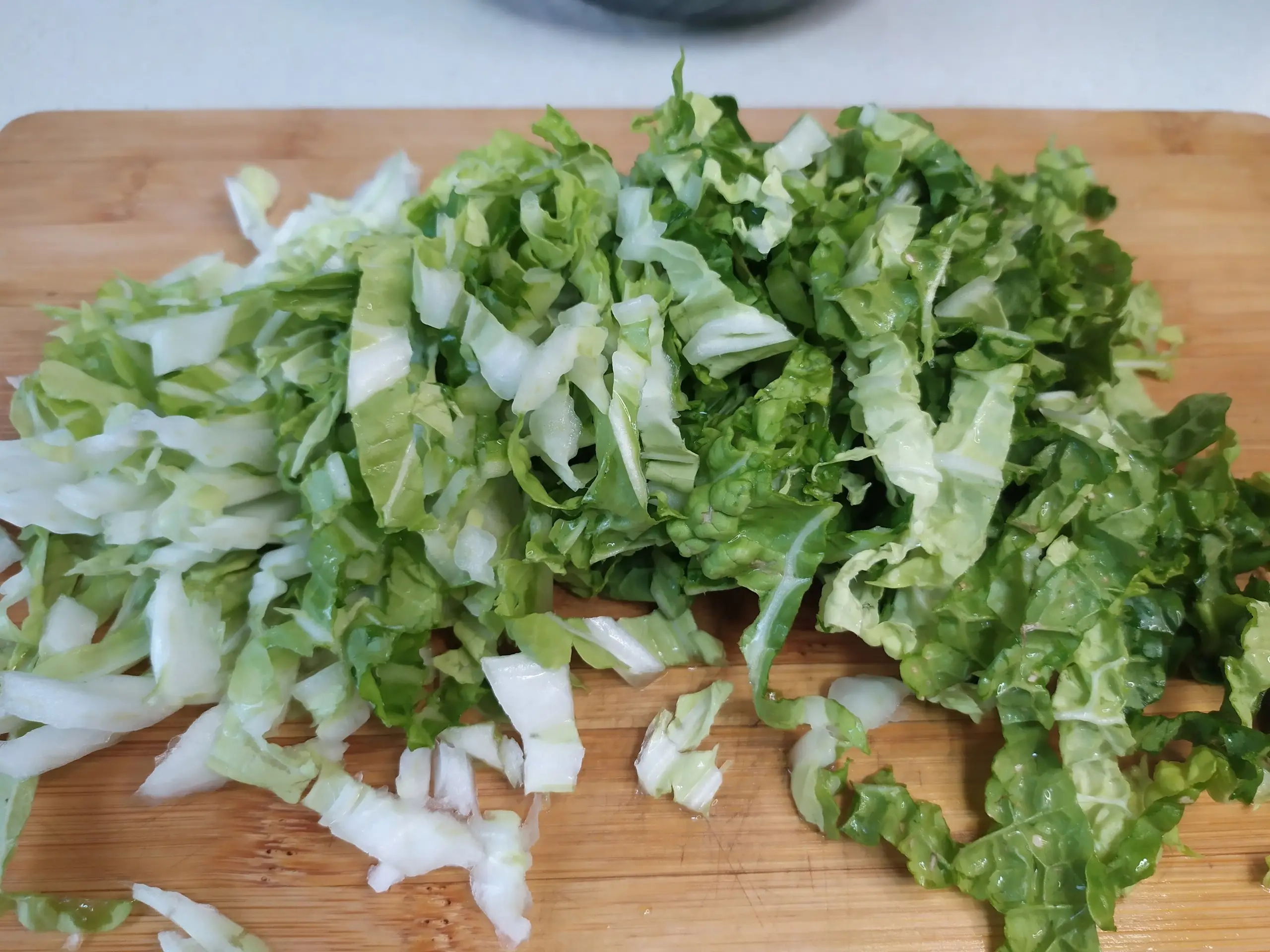 Шаг 4: Салат с пекинской капустой, курицей и помидорами