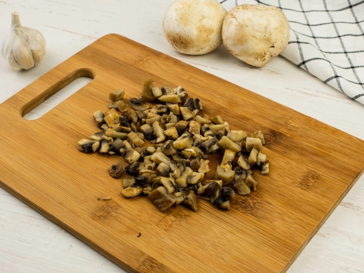 Шаг 4: Салат с шампиньонами и копчёной курицей