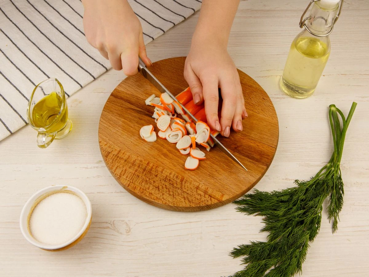 Шаг 4: Салат с шампиньонами и крабовыми палочками