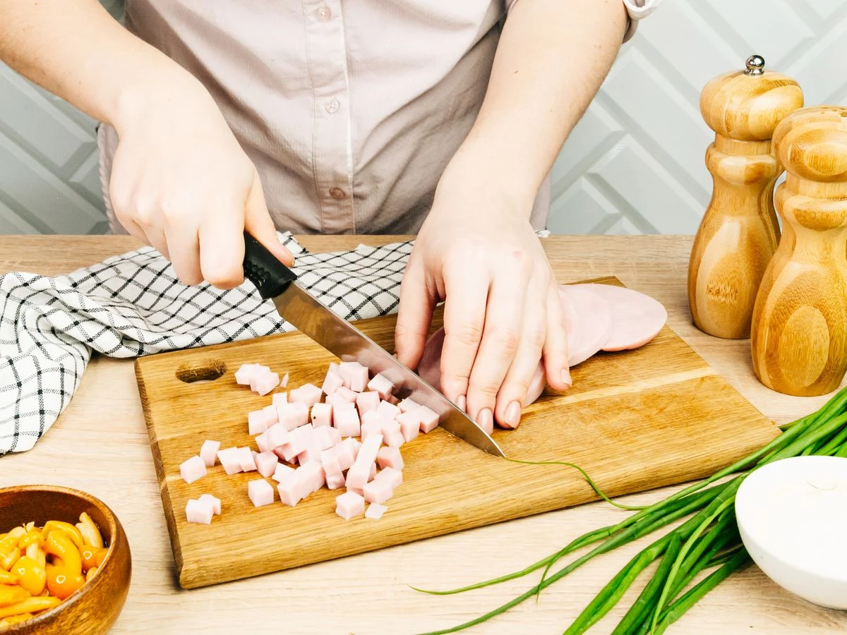 Шаг 4: Салат с ветчиной и маринованными опятами