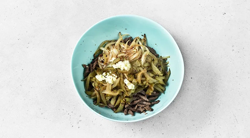 Салат «Шахтерский» с солеными огурцами и мясом: шаг 4