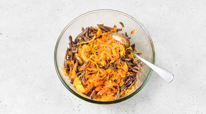 Салат со свиным сердцем, морковью и луком: шаг 4