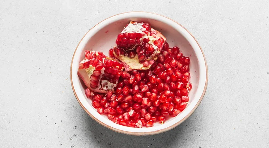 Салат «Стрелы Амура» с креветками и гранатом: шаг 4