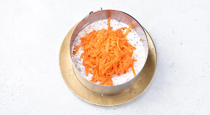 Селедка под шубой с икрой мойвы: шаг 4