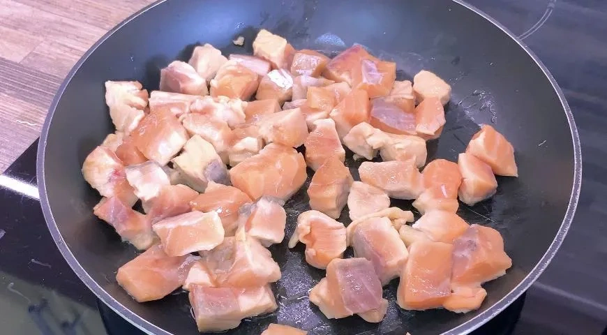 Семга с рисом на сковороде: шаг 4