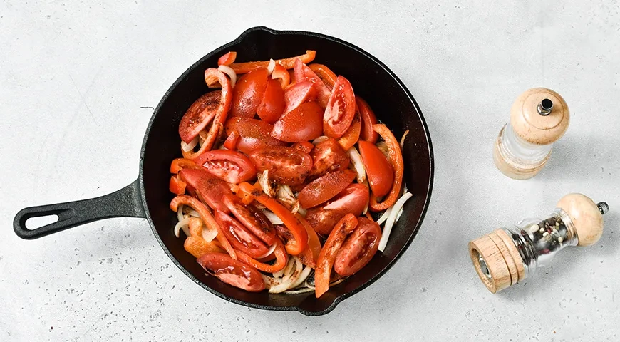 Шакшука: яичница с томатами и луком классическая: шаг 4