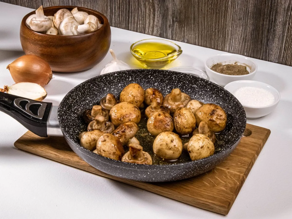 Шаг 4: Шампиньоны, жаренные с луком