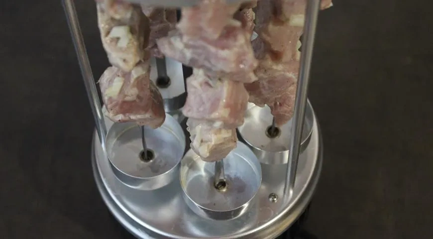 Шашлык в электрошашлычнице: шаг 4