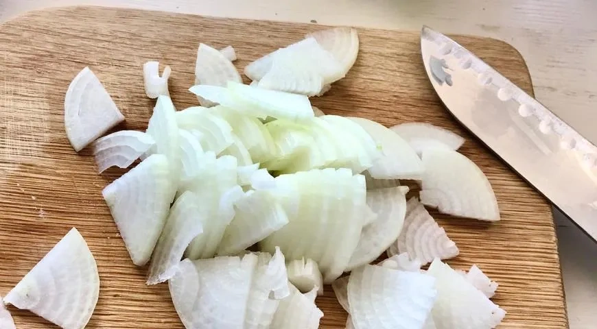 Щи из свежей капусты с курицей и помидорами: шаг 4