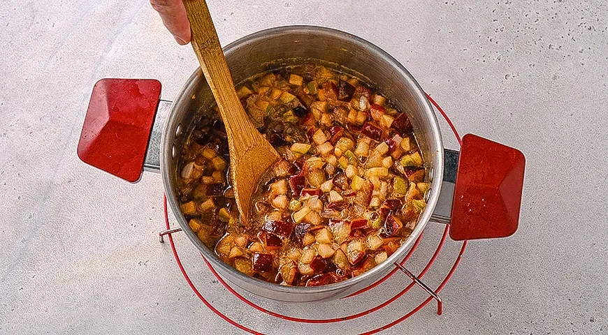 Сливовый чатни с яблоками, имбирем и луком: шаг 4