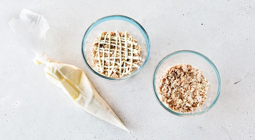 Слоеный салат с консервированной горбушей: шаг 4