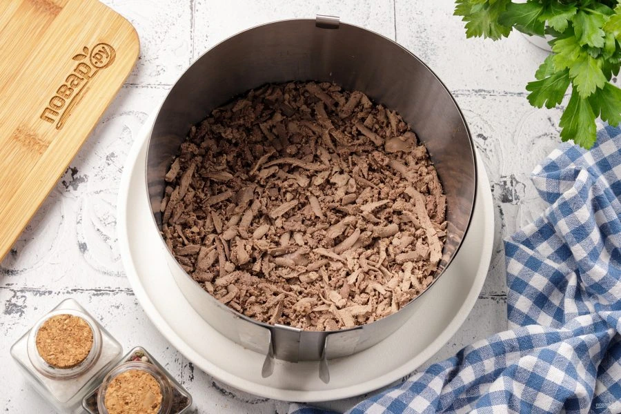 Шаг 4: Слоеный салат с куриной печенью