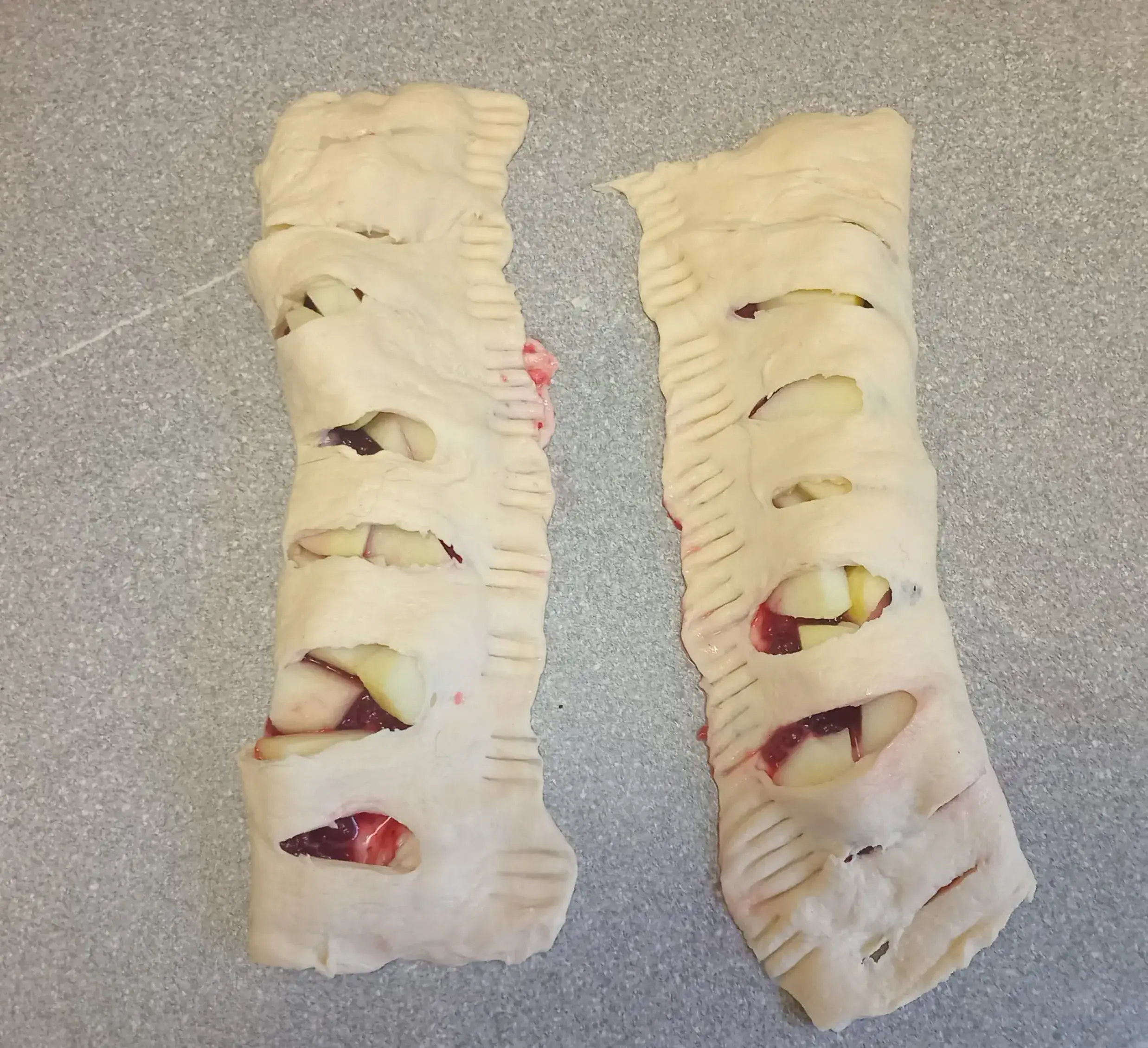 Слойки с брусничным джемом и яблоком: шаг 4