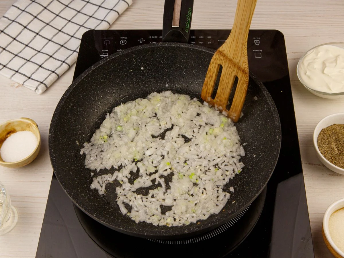 Шаг 4: Сметанный соус с шампиньонами