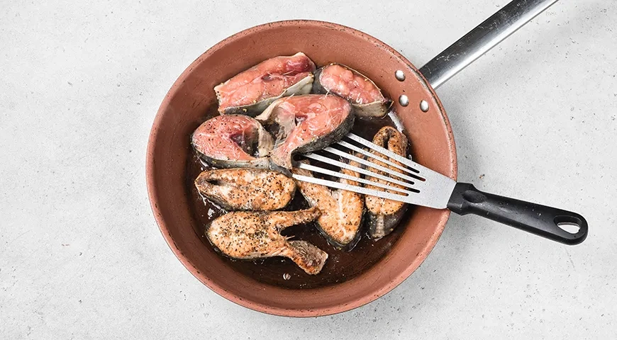 Стейк из кеты на сковороде: шаг 4