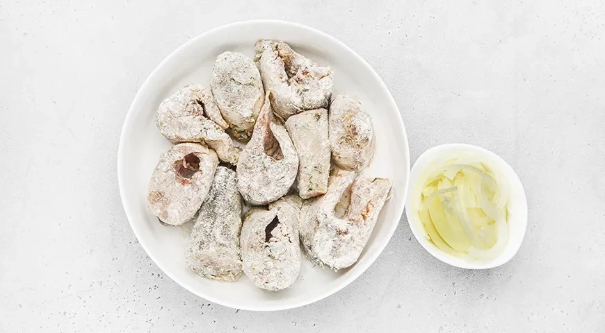 Судак с луком на сковороде: шаг 4