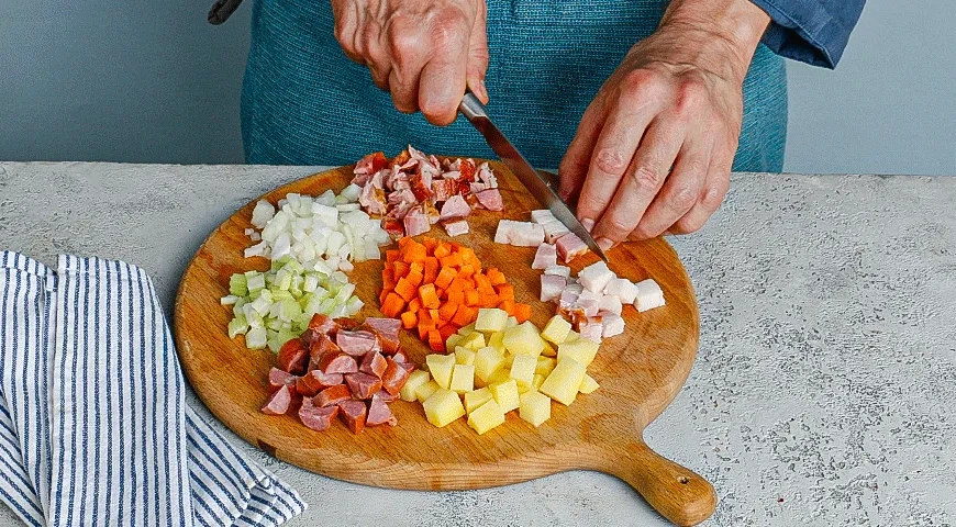 Суп гороховый с копченостями классический: шаг 4