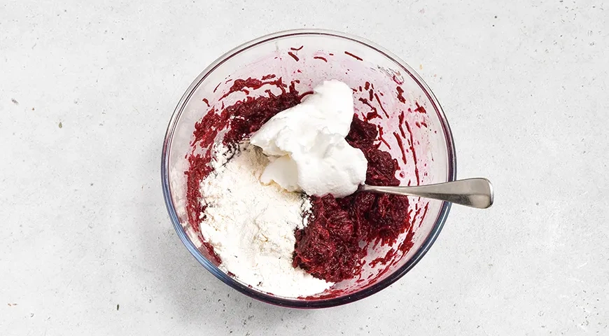 Свекольный рулет с сельдью и творожным сыром: шаг 4