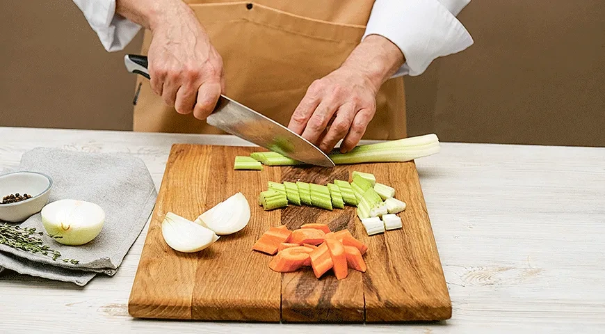 Свиная рулька в темном пиве с квашеной капустой: шаг 4