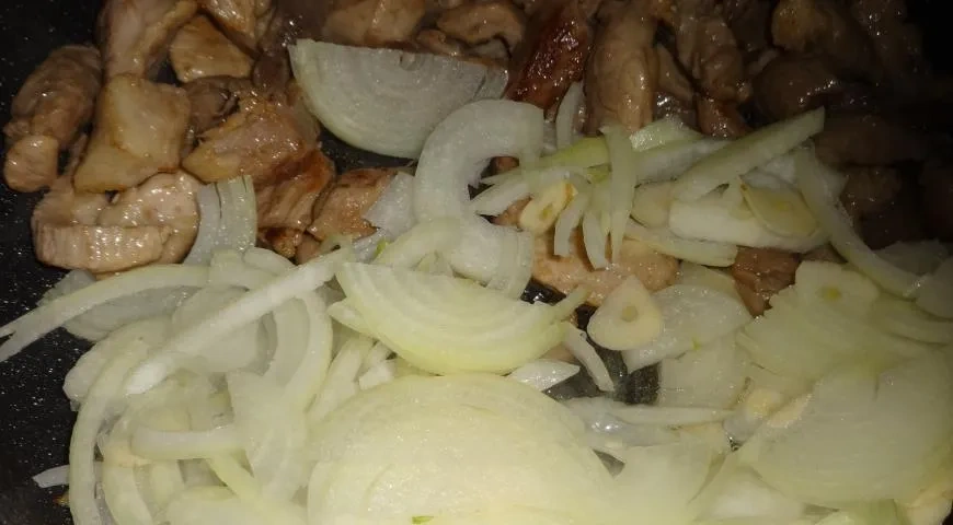 Свинина, тушенная в томатном соусе на сковороде: шаг 4