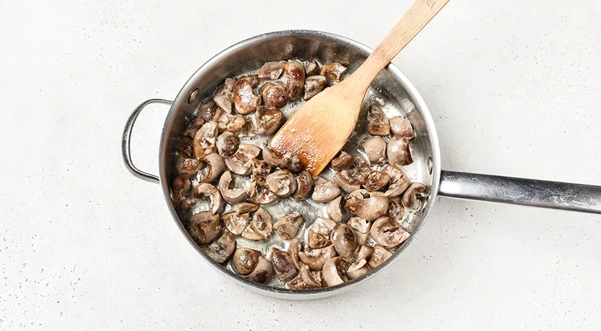 Свиные почки, тушенные в сметане: шаг 4