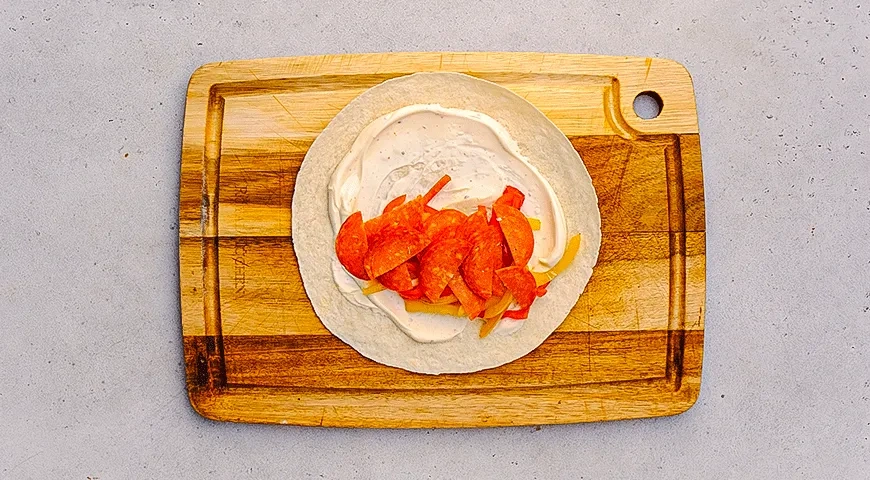 Тако с колбасой, сыром и сладким перцем: шаг 4