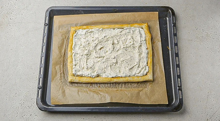 Тарт с творожным сыром, колбасой и оливками: шаг 4