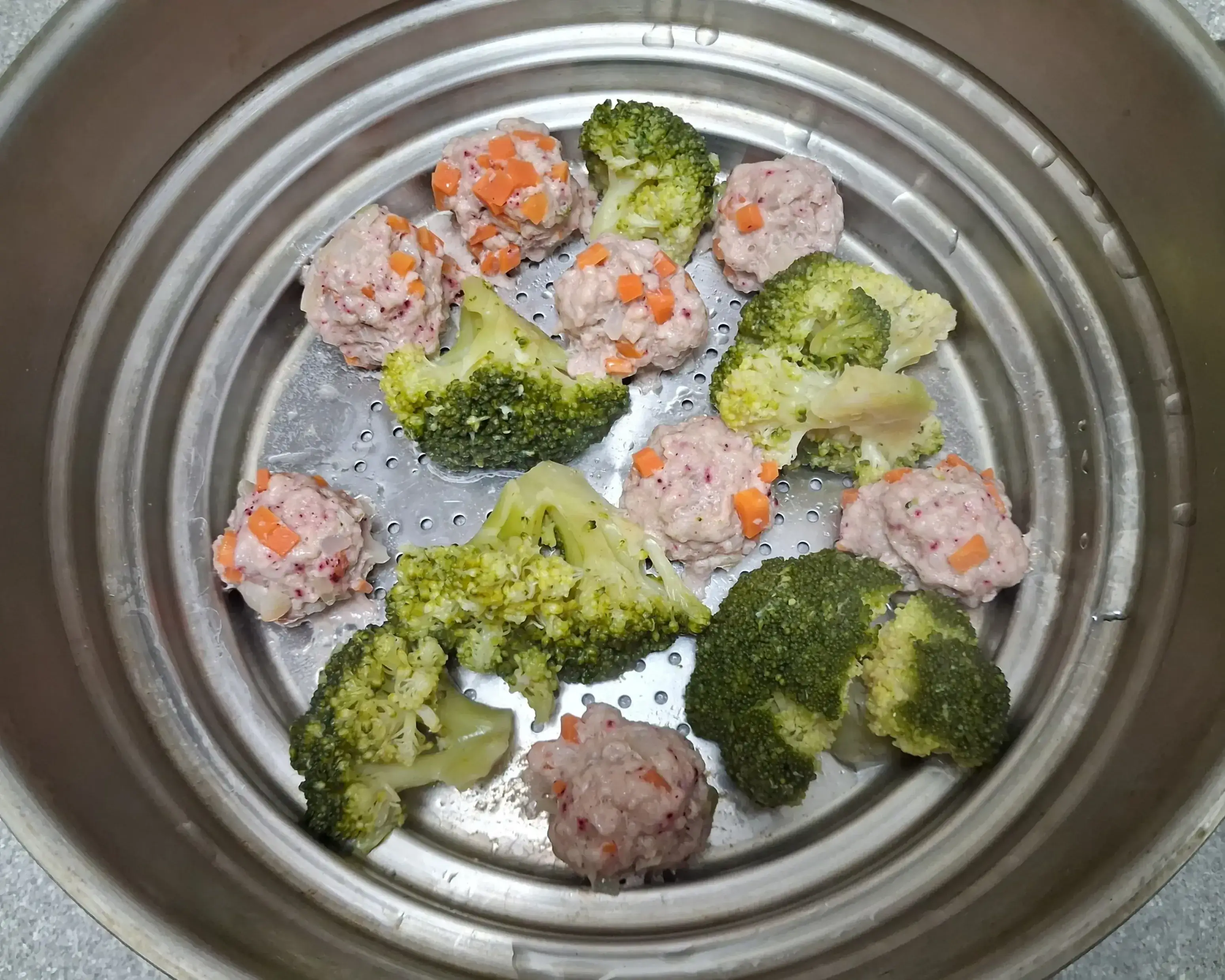 Тефтели с брокколи на пару: шаг 4