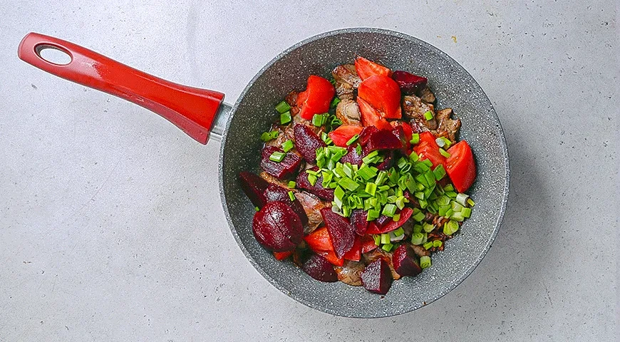 Теплый салат из куриной печени со свеклой: шаг 4