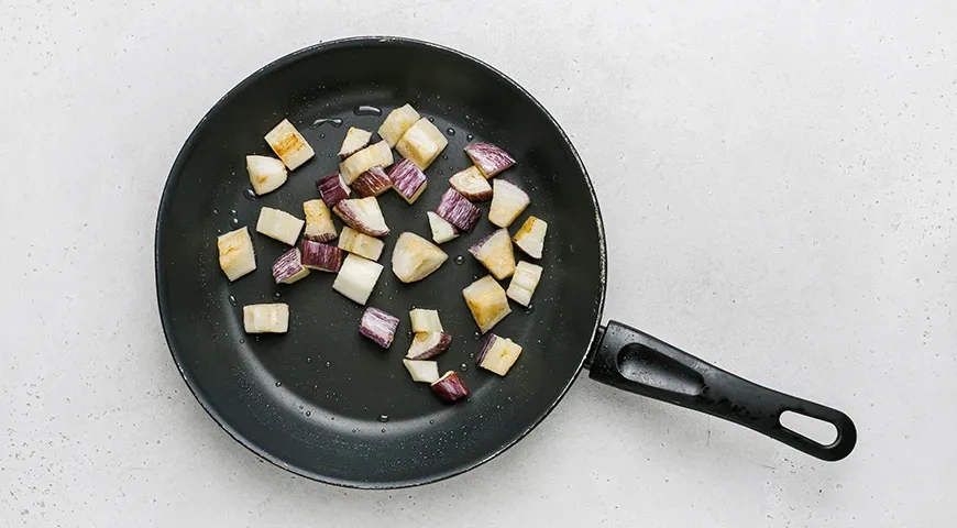 Теплый салат из огурцов, помидоров и баклажанов: шаг 4