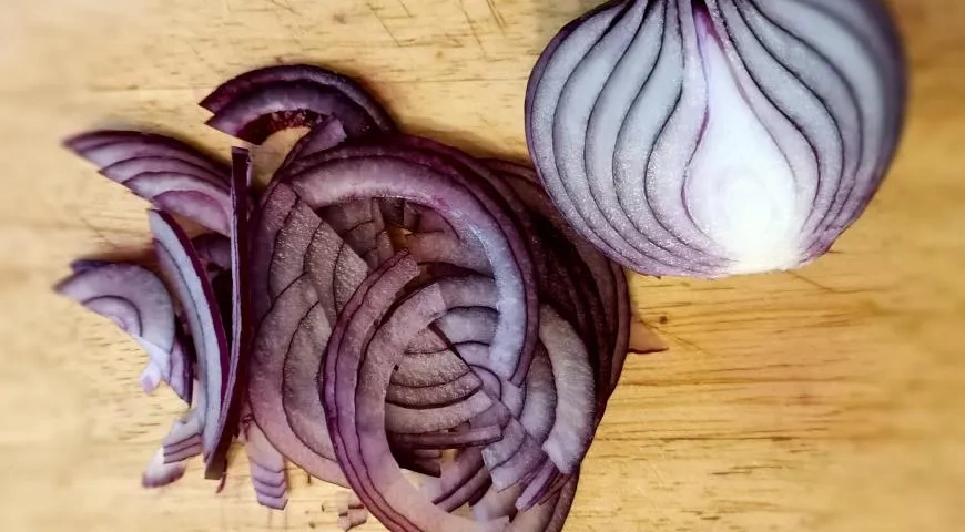 Теплый салат с куриной печенью в медовом соусе и яйцом пашот: шаг 4