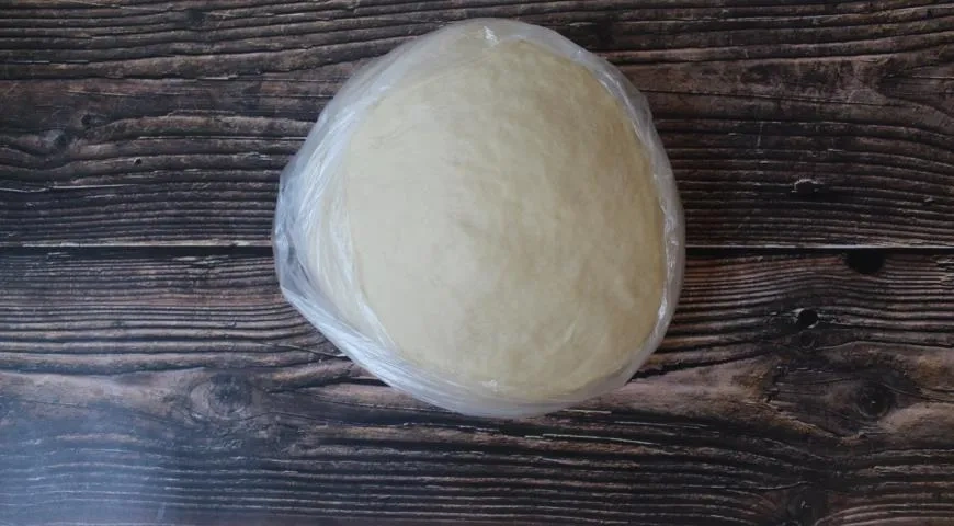 Тесто для чебуреков с минеральной водой: шаг 4