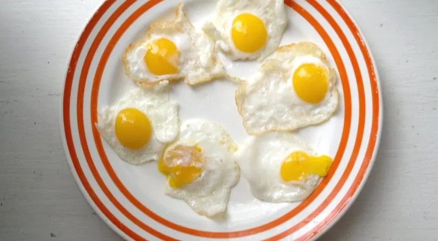 Тосты с икрой мойвы, рукколой и перепелиными яйцами: шаг 4