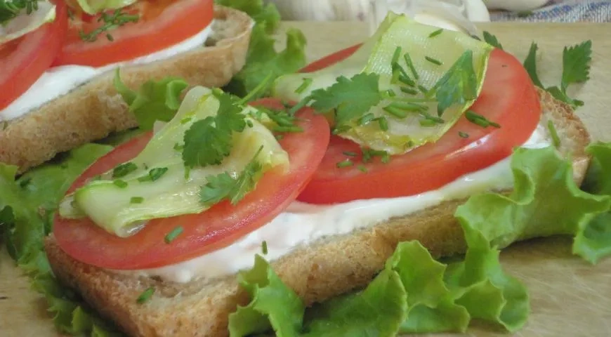 Тосты с кабачком и томатами: шаг 4