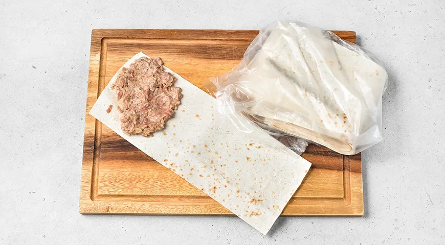 Треугольники из лаваша с фаршем и сыром: шаг 4