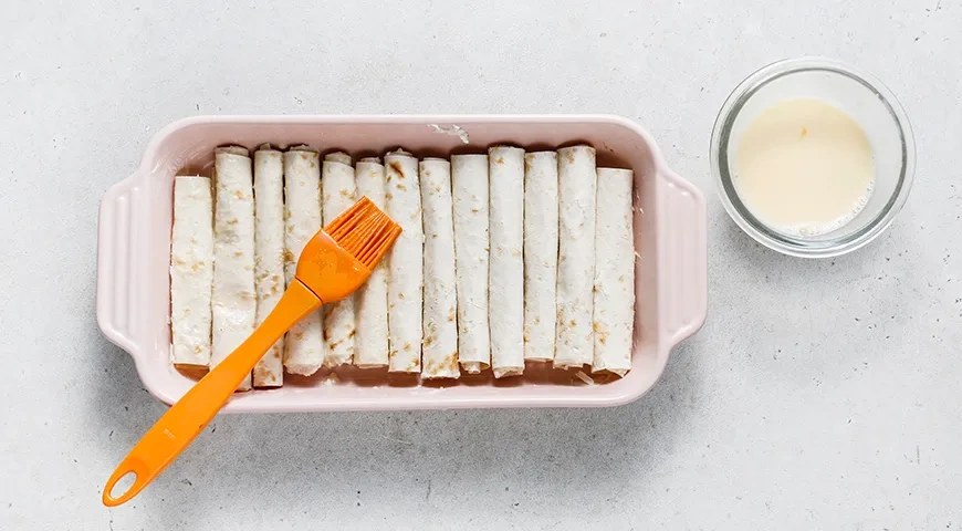 Трубочки с творогом из лаваша в духовке: шаг 4