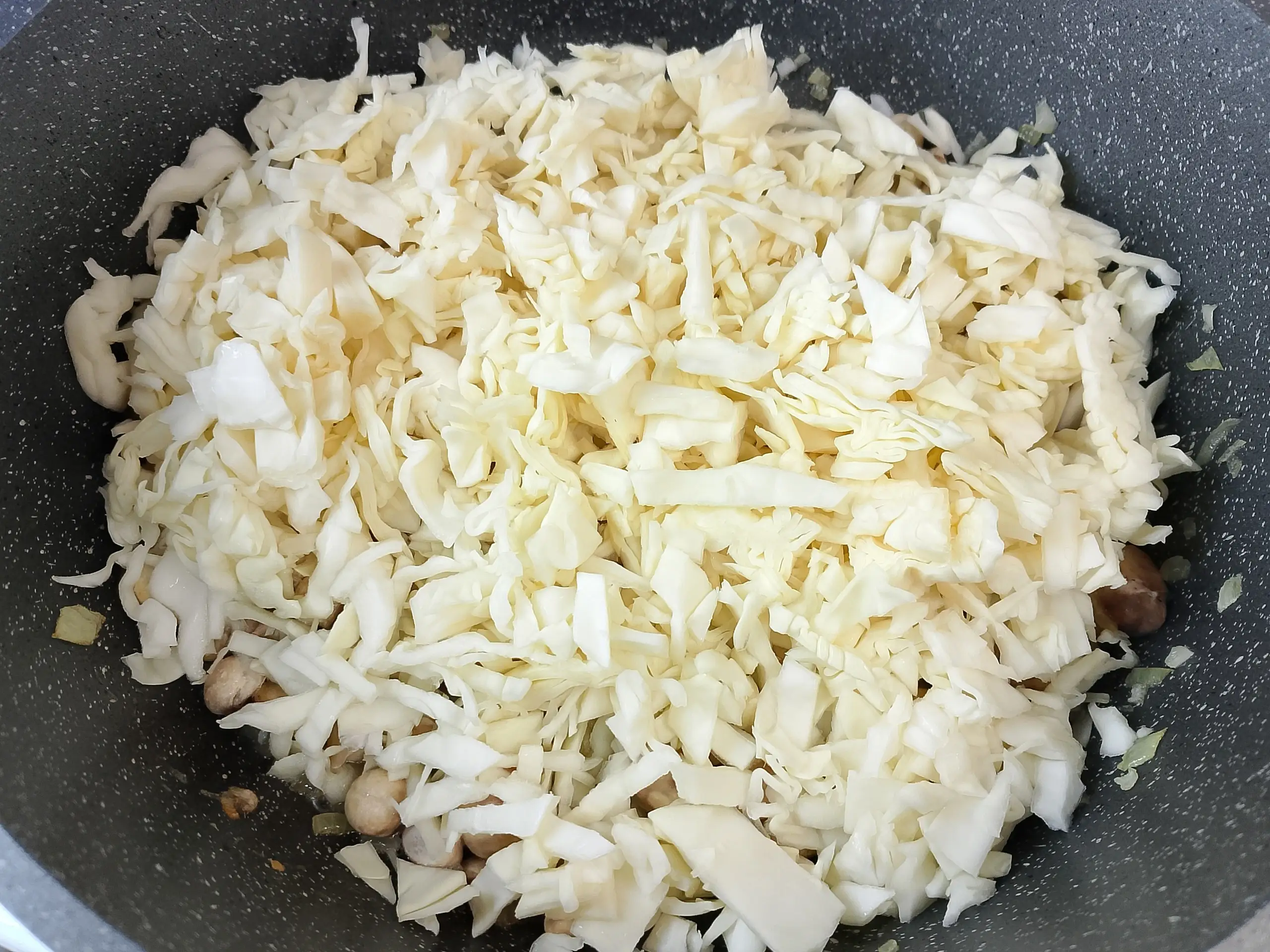 Шаг 4: Тушеная капуста с грибами