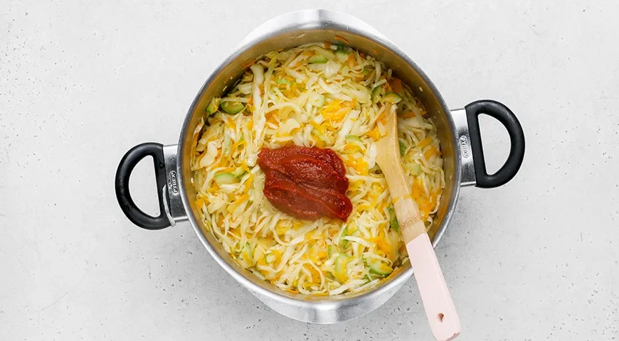 Тушеная капуста с кабачком и сосисками: шаг 4
