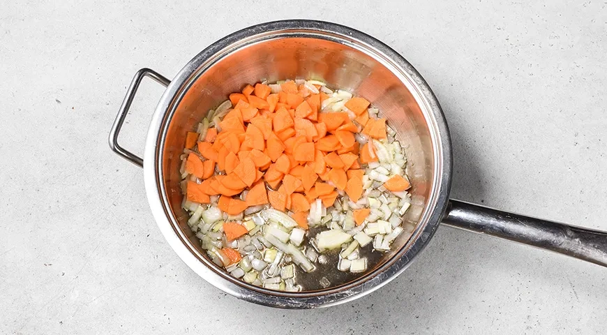 Тушеная капуста с картошкой и сосисками: шаг 4