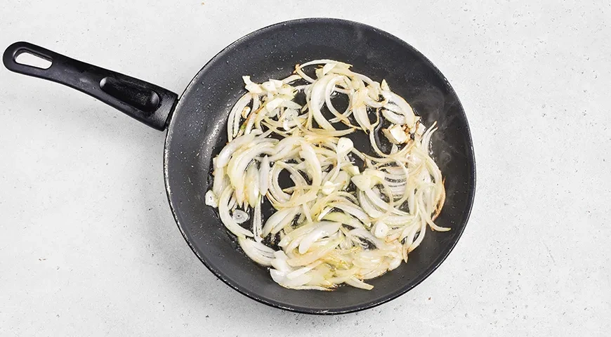 Тушеная капуста с рисом и тушенкой: шаг 4