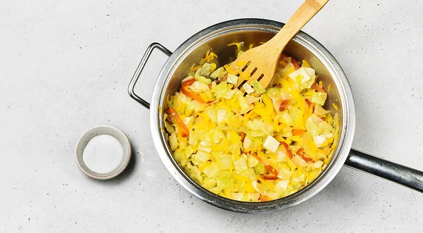 Тушеная капуста в сметанно-томатном соусе: шаг 4