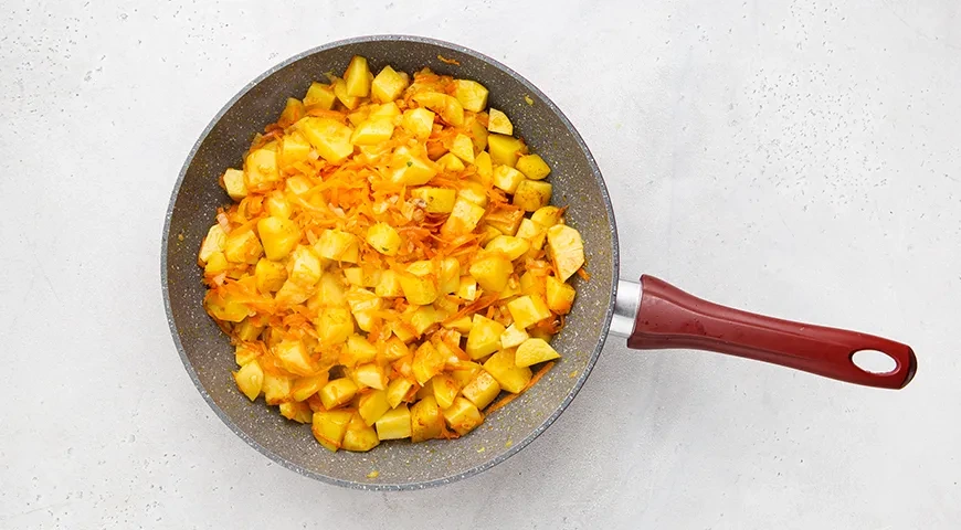 Тушеная картошка с тушенкой: шаг 4