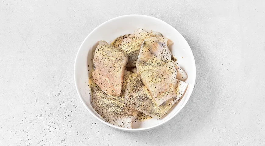 Тушеная рыба с овощами и сметаной на сковороде: шаг 4