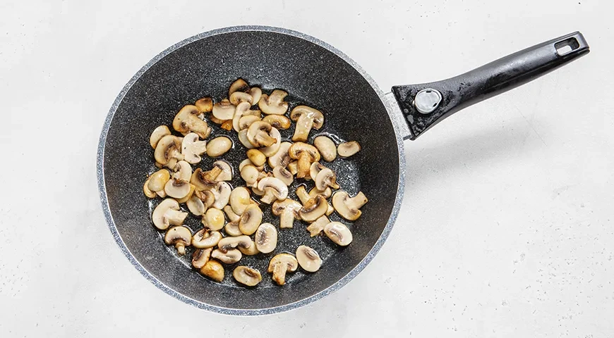 Тушенная капуста с шампиньонами: шаг 4