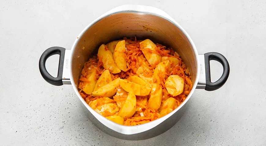 Тушенная картошка с томатной пастой: шаг 4