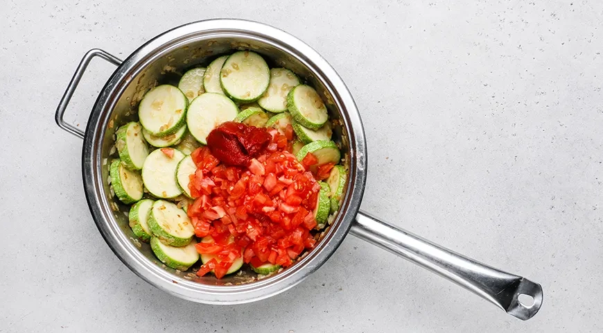 Тушеные кабачки с помидорами: шаг 4