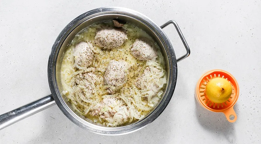 Тушеные куриные бедрышки с луком: шаг 4