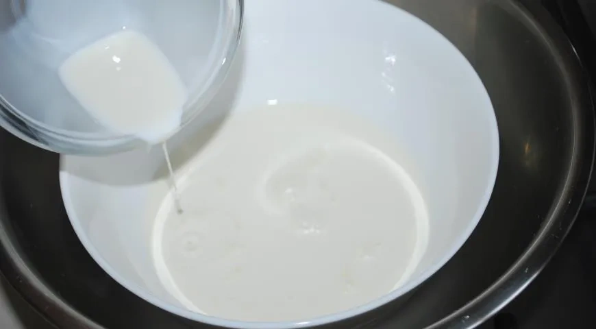 Творожная пасха с заварным кремом, миндалем и изюмом: шаг 4