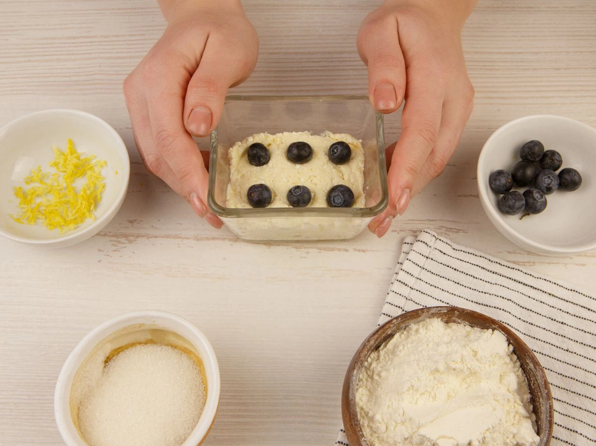 Шаг 4: Творожная запеканка с голубикой