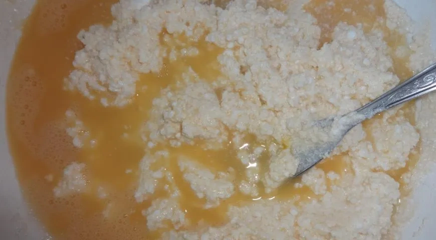 Творожный пирог с черешней и абрикосами: шаг 4